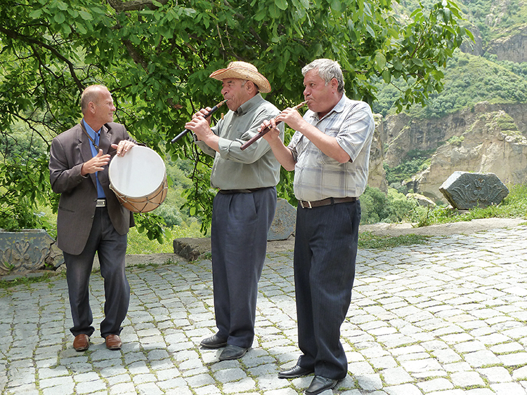 Musiciens dans les rues de Guèghard en Arménie