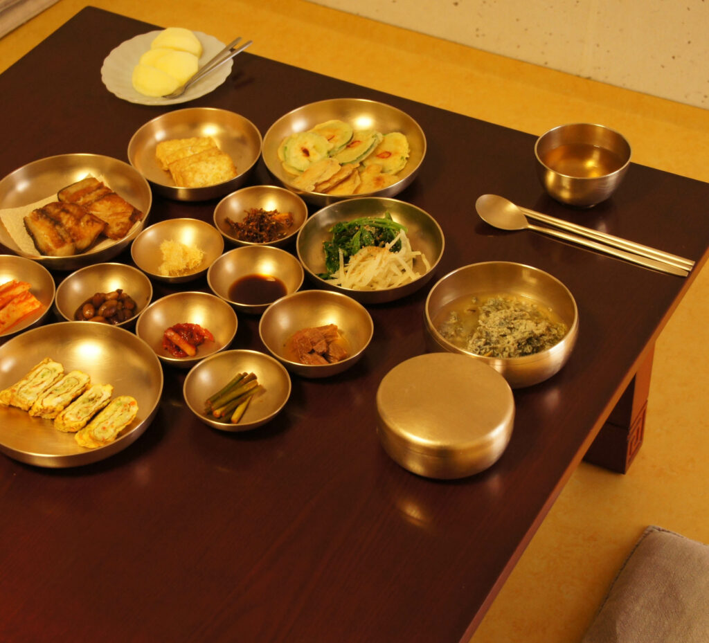 repas traditionnel Corée banshan jeotgarak baguettes coréennes