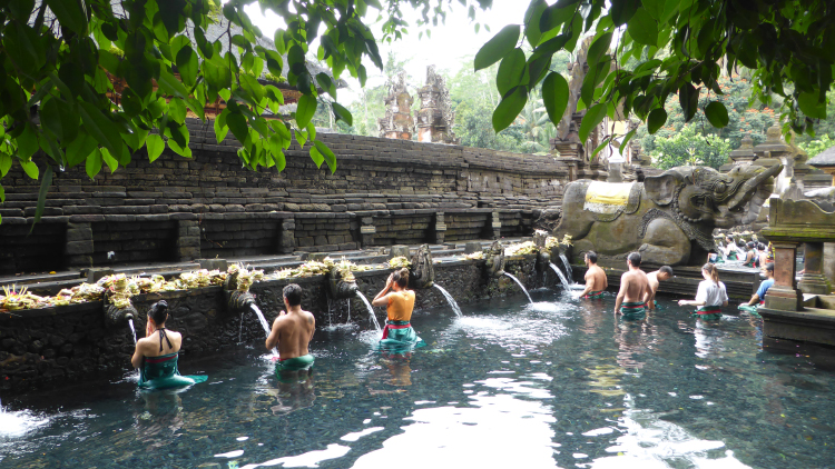 Baignade dans les eaux sacrées du temple de Tirta Empul, à Bali, en Indonésie
