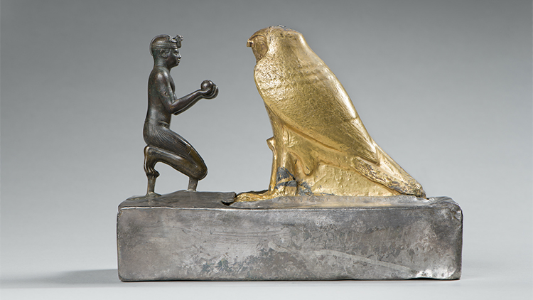 exposition « Pharaon des Deux Terres » au musée du Louvre Paris
Taharqa offrant les vases à vin au dieu faucon Hémen