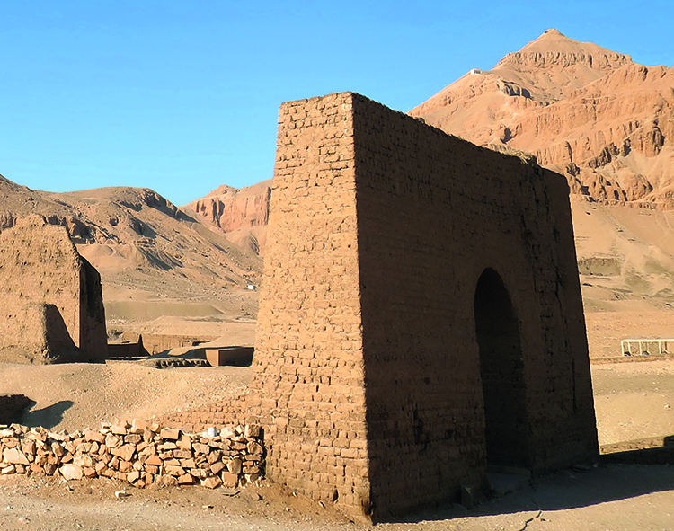 Vue de l’Assassif avec les pylônes de Montouemhat, Pabasa et Padineith à Thèbes en Égypte