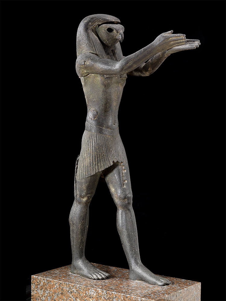 La statue Horus Posno exposition « Pharaon des Deux Terres » au musée du Louvre