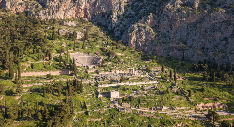 Vue générale du sanctuaire de Delphes voyages culturels arts et vie grèce