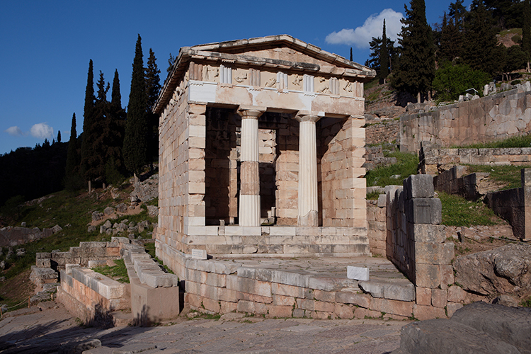 Le trésor des Athéniens, offert par la cité pour remercier Apollon pour la victoire à la bataille de Marathon, remonté en 1906 grande fouille archéologie