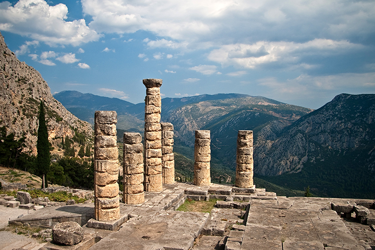 Delphes, le temple du IVe siècle avec ses colonnes remontées en 1938-1941