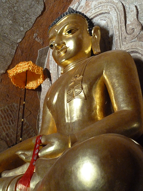 Birmanie Bagan temple Htilominio bouddha doré or 