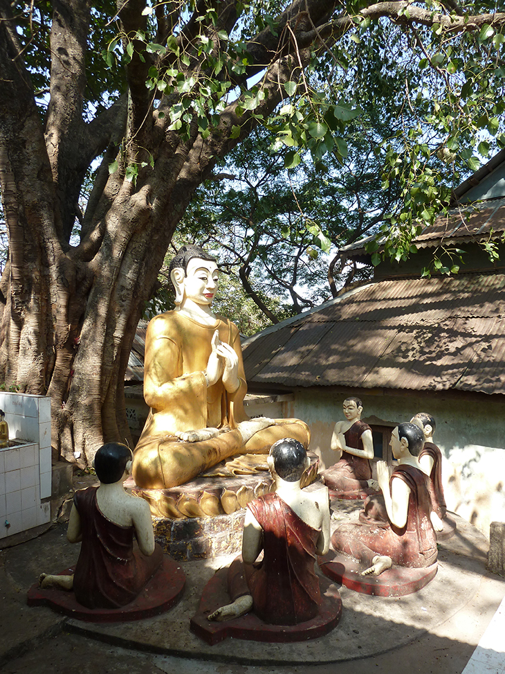 Birmanie mont Poppa statue bouddha