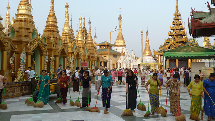 Birmanie Yangon pagode Swedagon scène de vie balayeuses 