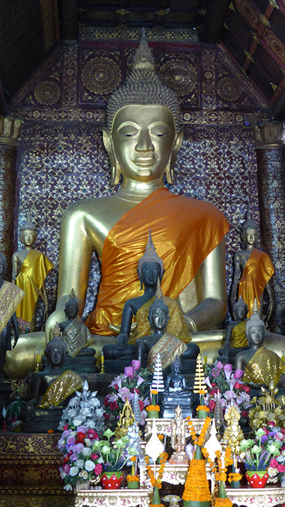 Laos Luang Prabang temple Vat Xieng Thong statue Bouddha doré 