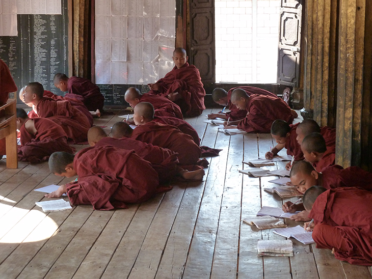 monastère école bouddhiste moines apprentissage 