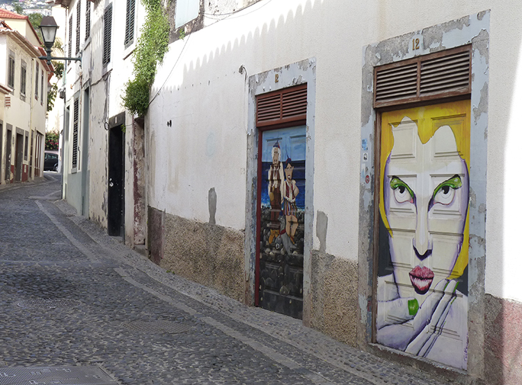 Rue Santa Maria, à Funchal, sur l'île de Madère Fresques murales
