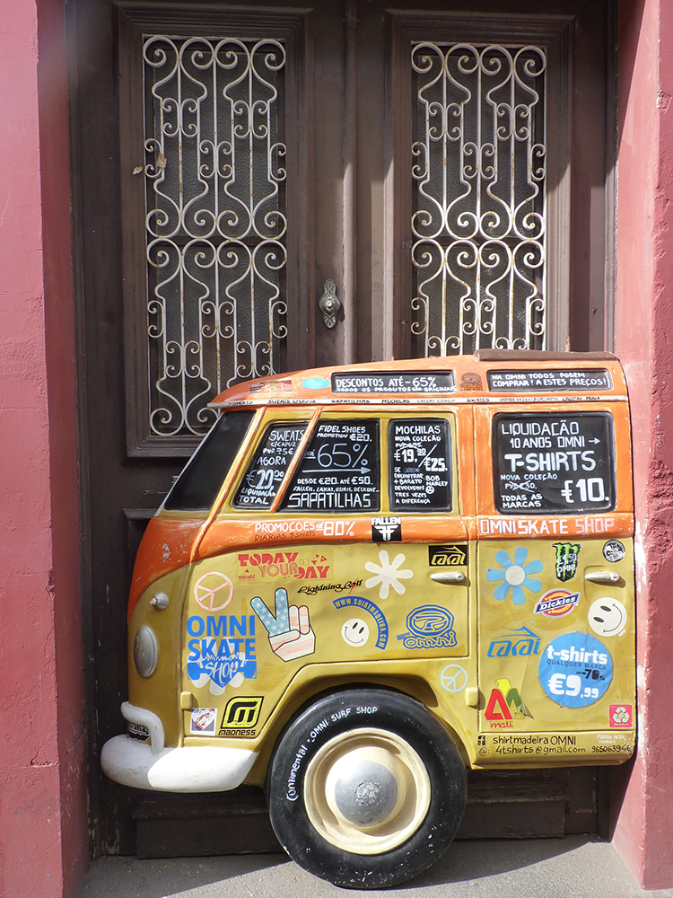 Rue Santa Maria, à Funchal, sur l'île de Madère porte peinte