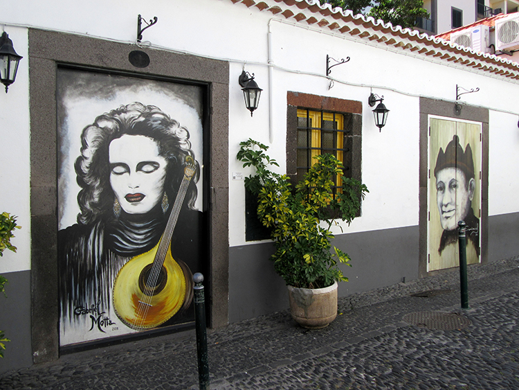 Rue Santa Maria, à Funchal, sur l'île de Madère art urbain arts et vie