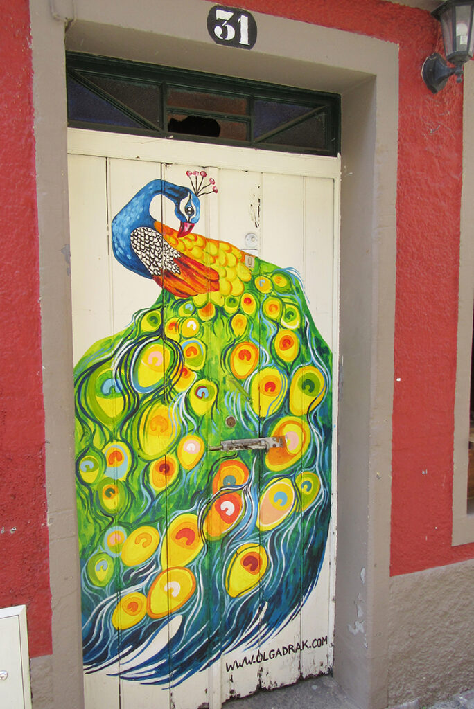 Rue Santa Maria, à Funchal, sur l'île de Madère portes peintes