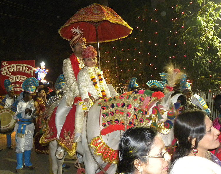 Procession de mariage avec le marié sur sa jument blanche Inde us et coutumes voyages Rajasthan