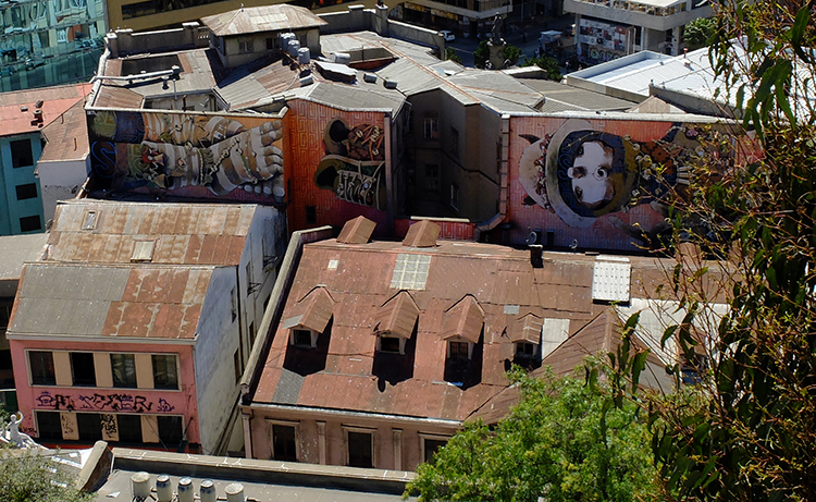 Sur les toits de Valparaiso, au Chili street art