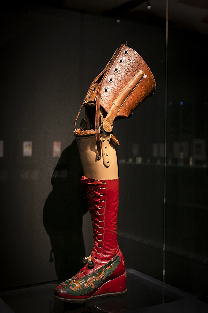 prothèse orthopédique de Frida Kahlo
musée de la mode palais galliera
