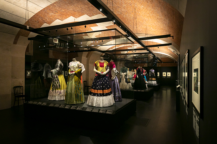 les robes de Frida Kahlo exposition Frida Kahlo, au-delà des apparences