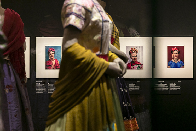 portraits et robes de Frida Kahlo arts et vie