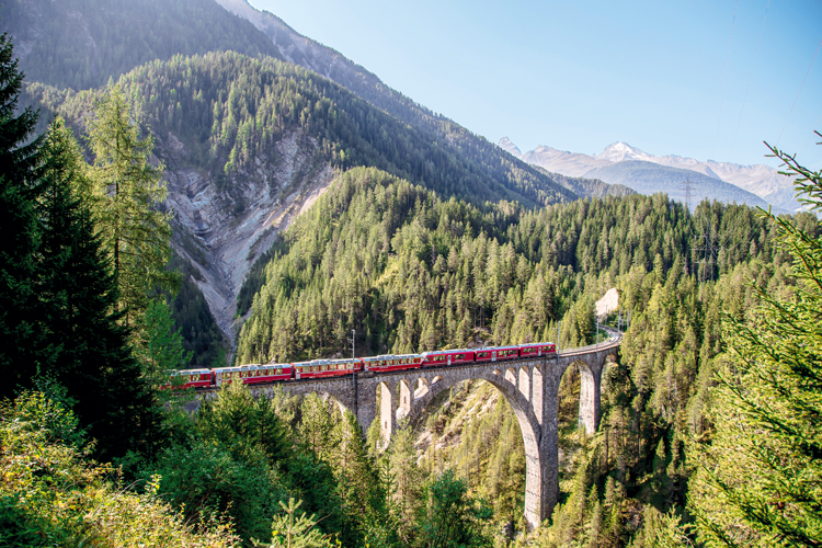Le Bernina Express traversant un viaduc Suisse en train voyager responsable Arts et Vie