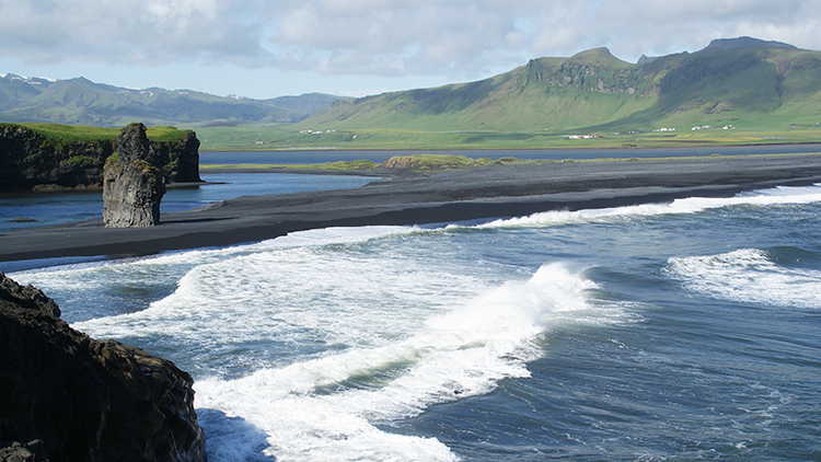 Sable noir et roches basaltiques à Mýrdalur, en Islande voyage arts et vie