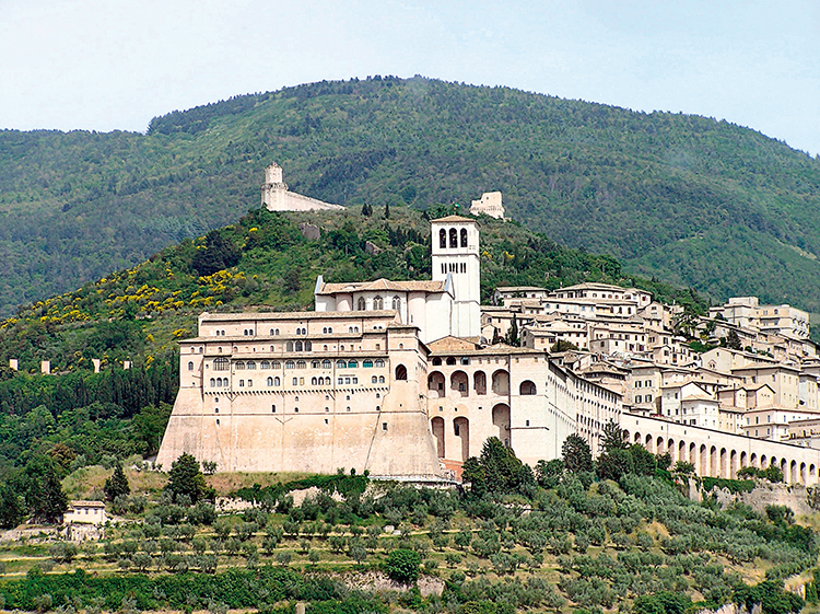Vue sur la basilique et le couvent d’Assise Ombrie Italie voyages culturels