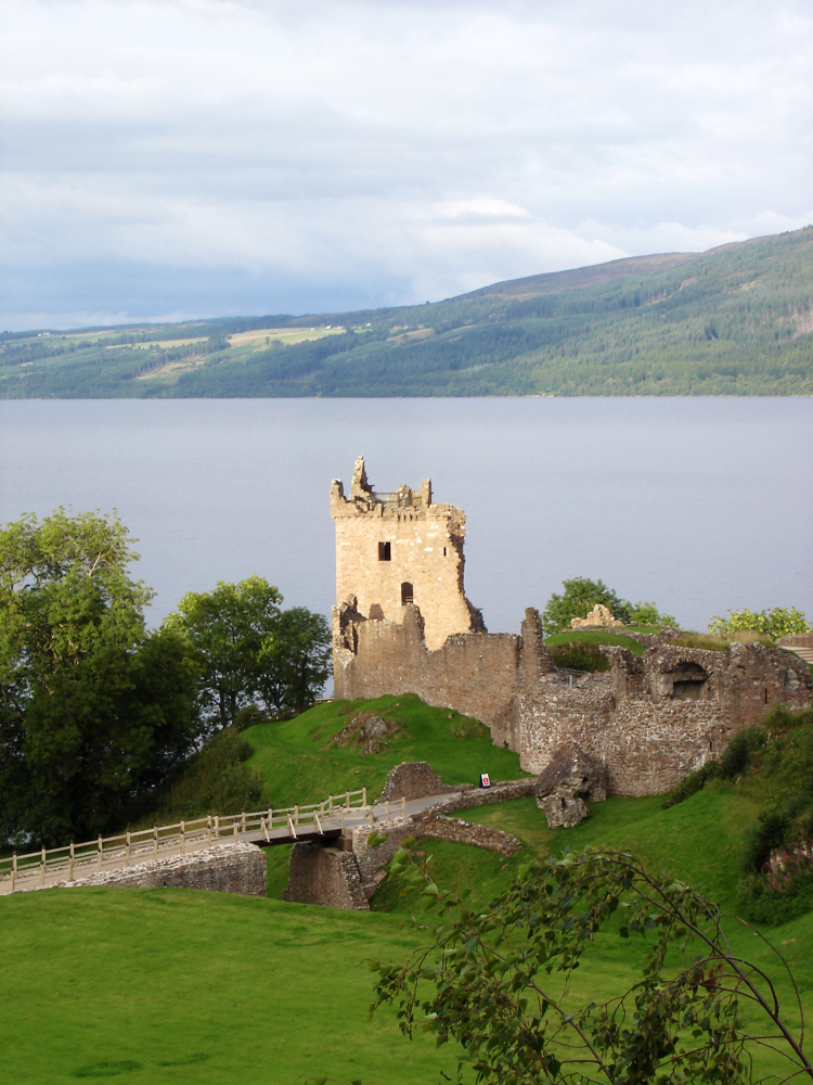 Le château d'Urquhart surplombant le Loch Ness Écosse Grande-Bretagne arts et vie