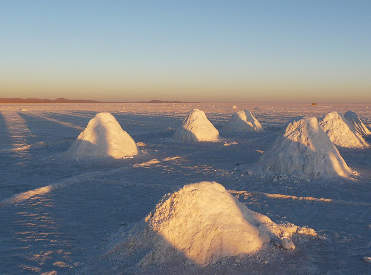 Récolte du sel dans le Salar d'Uyuni Bolivie site en danger lithium