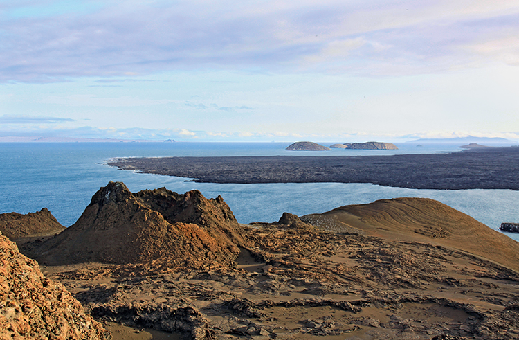Vue sur les îles Galápagos depuis le sommet de l’île Bartolomé tourisme responsable Arts et Vie