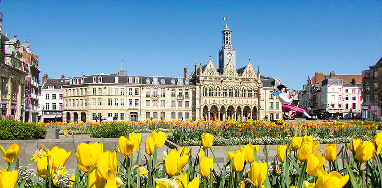 Place de l'Hôtel de Ville de Saint-Quentin journée culturelle Arts et Vie