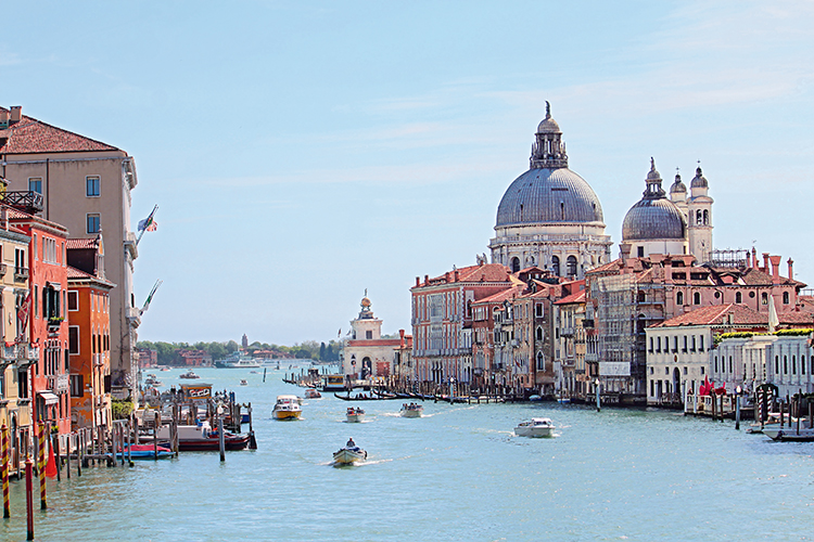 Le grand Canal avec vue sur la basilique Santa Maria della Salute Venise Italie voyages culturels