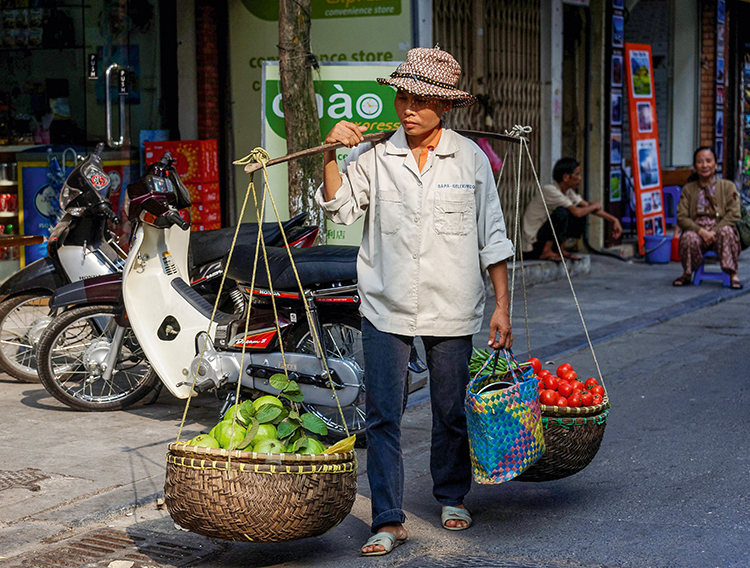 Femme viet dans les rues de Hanoi peuples etnies
