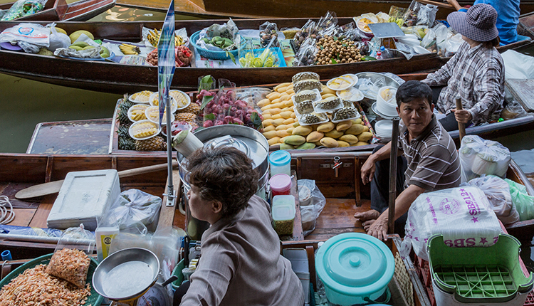Le marché flottant de Damnoen Saduak cuisine thaïlandaise