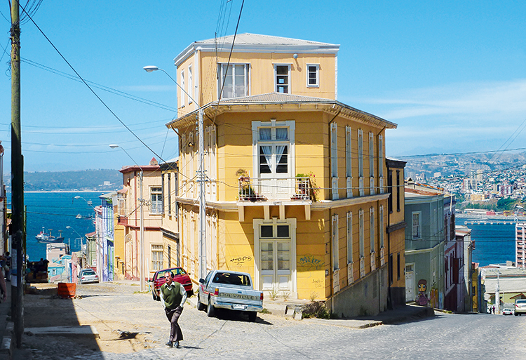 Rue de Valparaiso avec maison jaune et vue sur la mer, au Chili