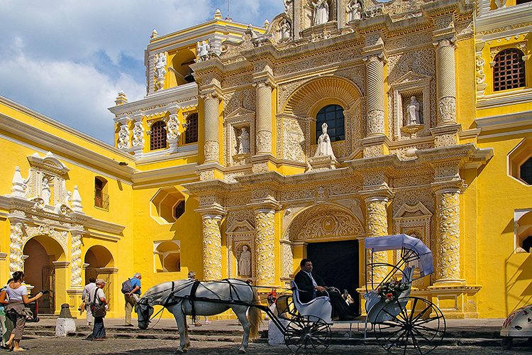 L’église de la Merced jaune, à Antigua, au Guatemala