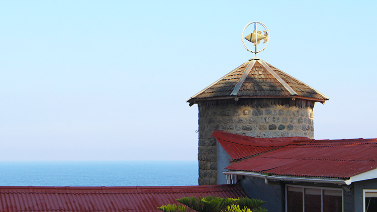 La petite tour de la Isla Negra, coiffée de l'emblème de Pablo Neruda casa museo Chili voyage culturel Arts et Vie