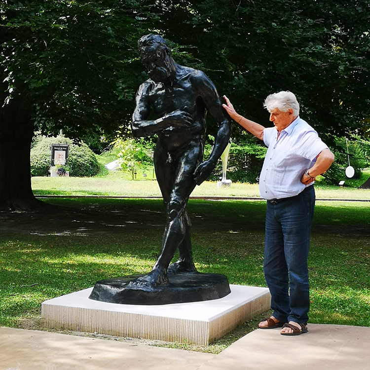 Léonard Gianadda dans le jardin de sculptures de la fondation