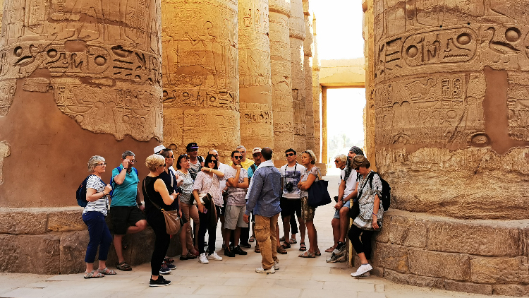 Groupe de voyageurs en Égypte