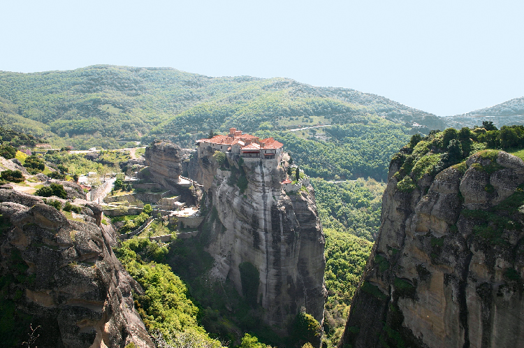 Vue sur un monastère perché des Météores en Grèce