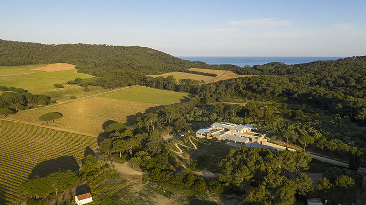 La villa Carmignac s'intègre parfaitement au paysage de l'île de Porquerolles. 