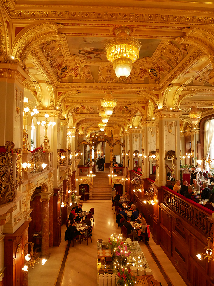l'intérieur du Café New York de Budapest