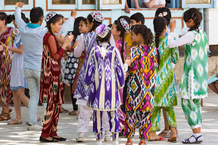Vêtements de fête à Boukhara enfants ouzbeks