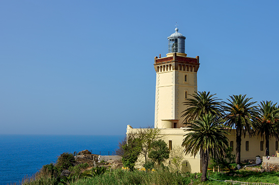 Le phare du cap Spartel au Maroc sous un soleil éblouissant et un magnifique ciel bleu.