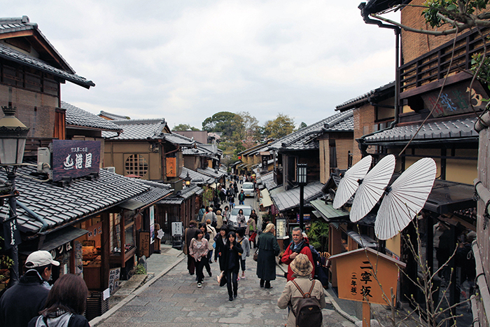 Japon maisons traditionnelles anciennes dans une rue de Kyoto