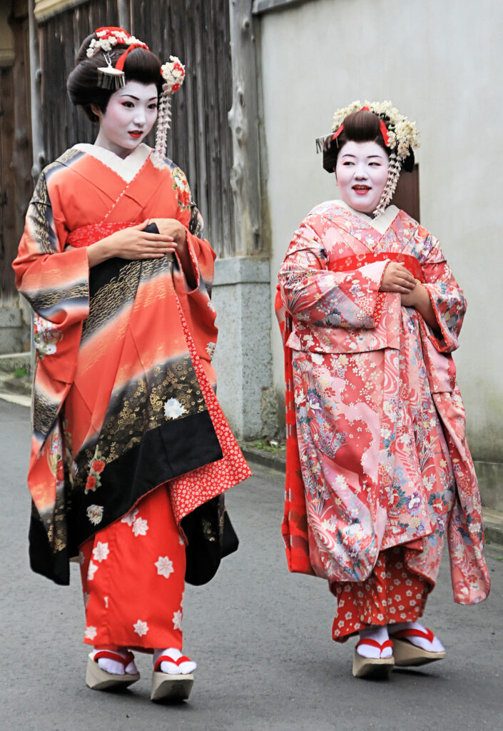 Japon deux geishas dans les rues de Kyoto