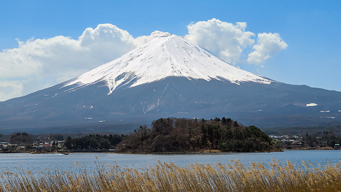 Japon vue rapprochée du mont Fuji et ses pentes enneigées
