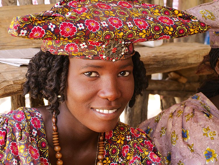 Portrait de femme héréro en costume traditionnel