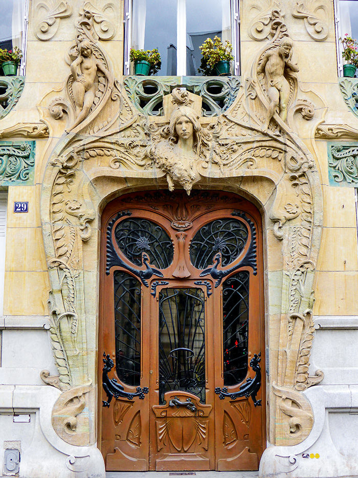 L'entrée de l'immeuble Lavirotte à Paris