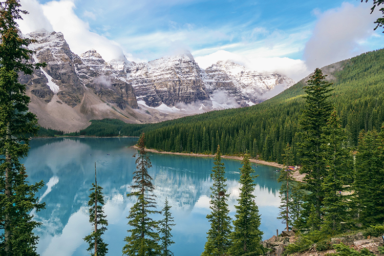 Le lac Moraine, dans le parc national de Banff au Canada